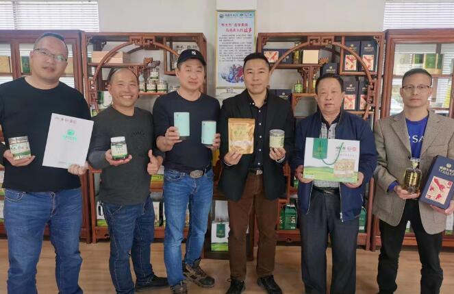 中華金廚、中國烹飪大師黃熾華師傅和“華家班”秘書處成員一行蒞臨粵森指導(dǎo)牛大力菜品研究與開發(fā)工作。